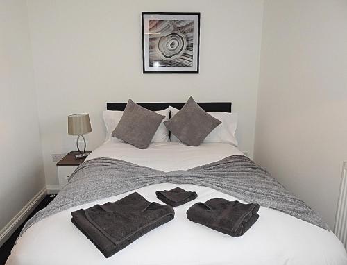 um quarto com uma cama com duas toalhas em Parks Nest 3 em Hull