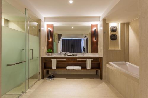 Bilik mandi di Marine Beach Hotel Pattaya - SHA Plus