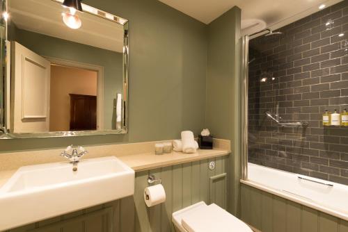 The Crown Manor House Hotel tesisinde bir banyo