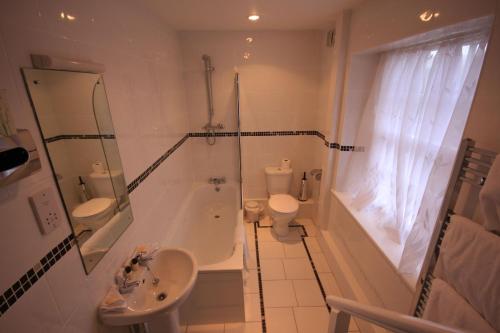 Worsley Arms Hotel في Hovingham: حمام مع حوض ومرحاض ومغسلة