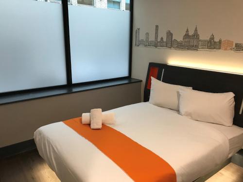 Кровать или кровати в номере easyHotel Liverpool