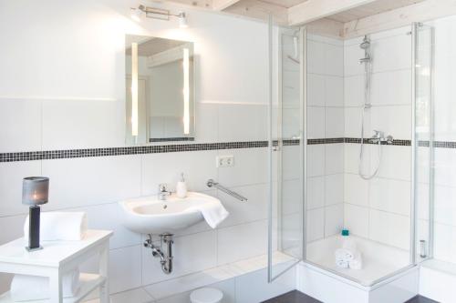 a bathroom with a sink and a shower at Möwennest in Flensburg