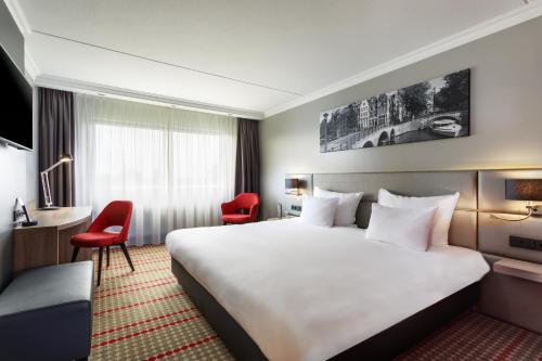 Postel nebo postele na pokoji v ubytování Ramada by Wyndham Amsterdam Airport Schiphol
