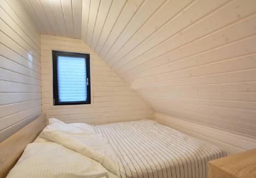 ジブヌベクにあるVilla Playaの窓付きの客室の小さなベッド1台分です。