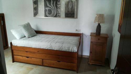 a bedroom with a bed and a dresser with a lamp at Paraiso Rubicón in Tías