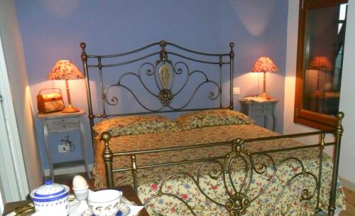 a bedroom with a bed and two night stands with lamps at Agriturismo Colombera in Quarto dʼAltino