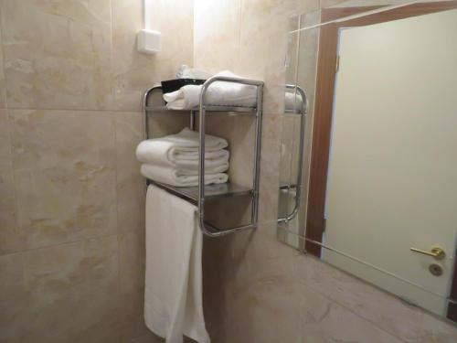 W łazience znajduje się wieszak na ręczniki i lustro. w obiekcie A Ponte Marques de Pombal w Lizbonie