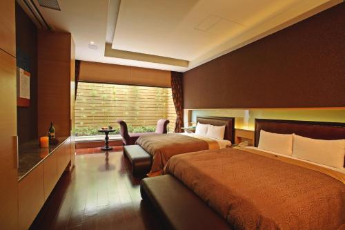大里區的住宿－大里春天溫泉SPA旅館，酒店客房设有两张床和窗户。