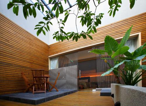 DaliにあるSpring SPA Motel 大里春天泡湯旅館の家の中のパティオ(椅子、テーブル付)
