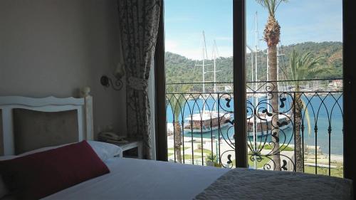 フェティエにあるQ&S Cennet Life Hotelのベッドルーム1室(ベッド1台付)、景色を望むバルコニーが備わります。