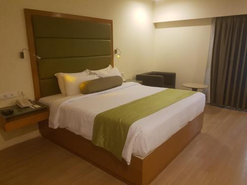 Postel nebo postele na pokoji v ubytování Peerless Hotel Hyderabad