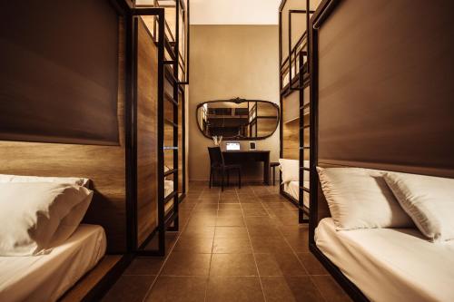 Cette chambre comprend deux lits superposés et un bureau. dans l'établissement Eco Hostel, à Catane