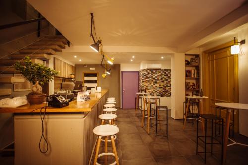 uma cozinha com um bar e bancos num quarto em Eco Hostel em Catânia