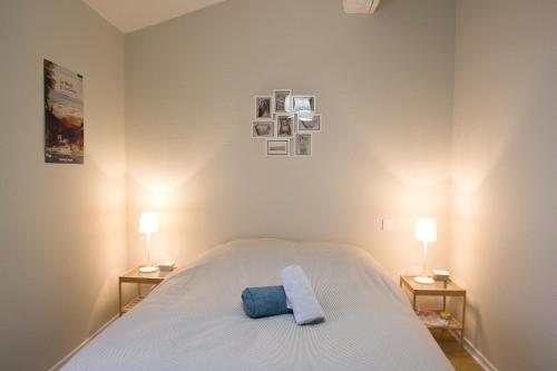 une chambre avec un lit avec une serviette dessus dans l'établissement L'Esquile by Cocoonr, à Toulouse