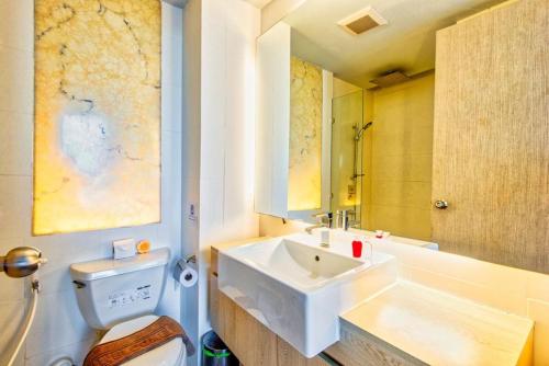a bathroom with a white sink and a toilet at Atlantis Condo Resort Jomtien TLH in Jomtien Beach