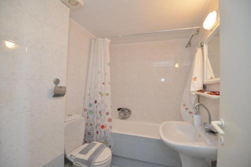 レティムノ・タウンにあるDiogenis Suiteのバスルーム(洗面台、トイレ、シャワー付)