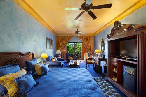 a living room with a bed and a ceiling fan at Europe Villa Cortes GL in Playa de las Americas