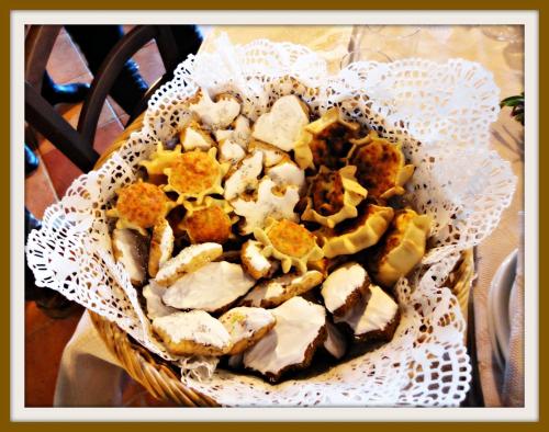 a basket of food sitting on a table at Agriturismo Sa Mendhula in Cugnana