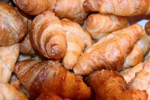 een stapel croissants en ander gebak bij BG Tonga Tower in Can Picafort