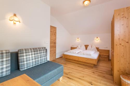 Hinterfischbachhof في رادستادت: غرفة بسريرين واريكة