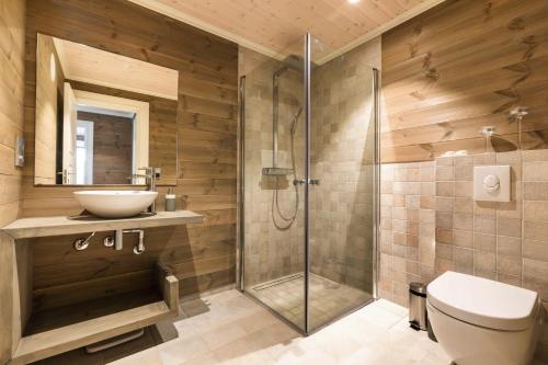 uma casa de banho com um chuveiro, um WC e um lavatório. em Lastølen 3 bedrooms em Brunstad