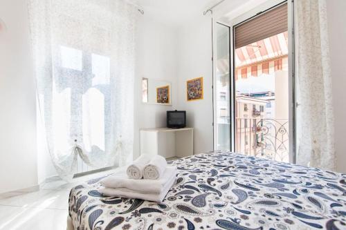 ラ・スペツィアにあるBluCinqueTerreの白いベッドルーム(タオル付きのベッド付)