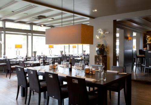 een eetkamer met een grote tafel en stoelen bij Fletcher Hotel-Restaurant Het Witte Huis in Amersfoort