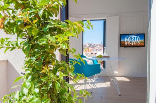 a room with a table and a green plant at Porto Moments Apartments by Portugal Collection in Vila Nova de Gaia