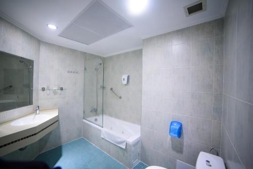 Koupelna v ubytování Sancta Maria Hotel