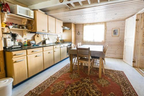 cocina con mesa y sillas en una habitación en Pettersbu, en Stranda