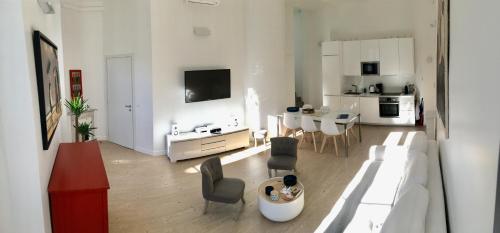 un salon avec un canapé et une salle à manger dans l'établissement Apartment on Place Massena, à Nice