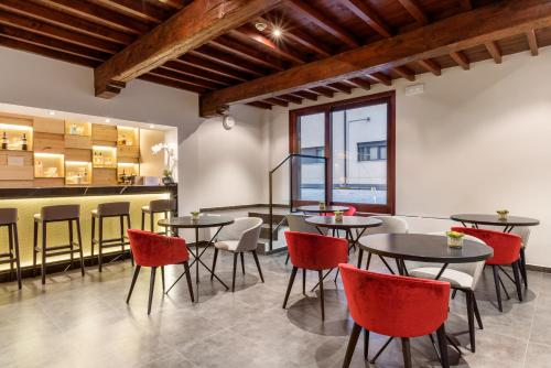a restaurant with tables and chairs and a counter at Eurostars Fuerte Ruavieja in Logroño