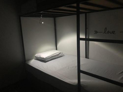 a bedroom with two bunk beds with a love sign at El Caite Hostel in Granada