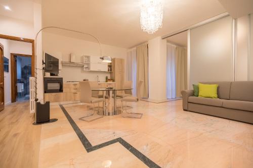 una sala de estar con un sofá y una mesa en Salerno e le due coste, en Salerno