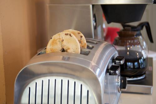 Uma imagem em close-up de um processador de alimentos com um pouco de pão. em Pointes North Beachfront Hotel - 2 Person Spa Tub Studios em Traverse City