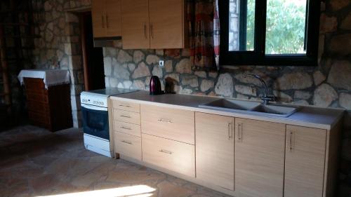 Kitchen o kitchenette sa The Stone House-Zacharatos Nikolaos