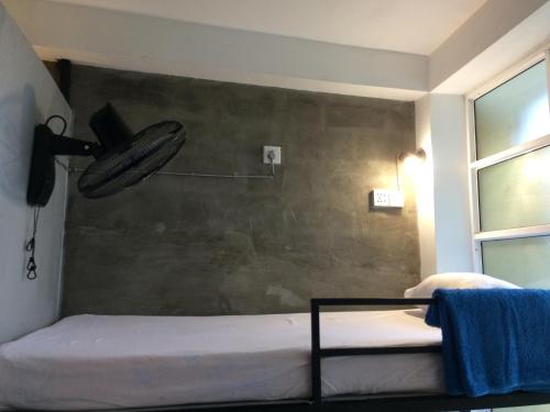 Postel nebo postele na pokoji v ubytování Cycling Backpacker Hostel