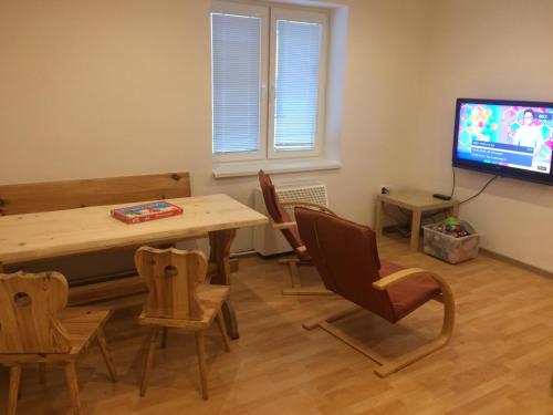 TV a/nebo společenská místnost v ubytování Apartman Nad Laznemi