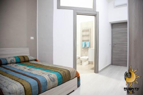 een slaapkamer met een bed en een badkamer bij Suncity B&B in Napels