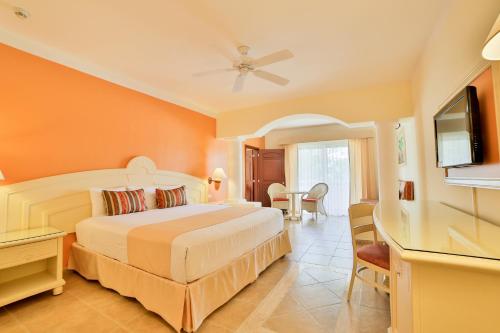Postel nebo postele na pokoji v ubytování Bahia Principe Grand Coba - All Inclusive
