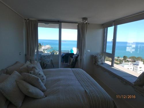 1 dormitorio con 1 cama y vistas al océano en Departamento Viña del Mar, en Viña del Mar