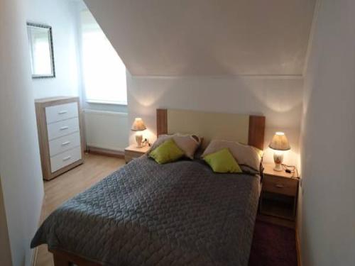 1 dormitorio con 1 cama con 2 mesitas de noche y 2 lámparas en Apartments Grazia 111 - Jarun Lake en Zagreb