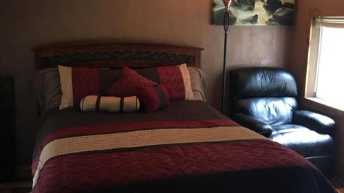 מיטה או מיטות בחדר ב-Hollis Creek Cabin
