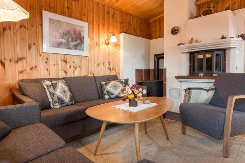 ein Wohnzimmer mit einem Sofa und einem Tisch in der Unterkunft Sjåfram in Stranda