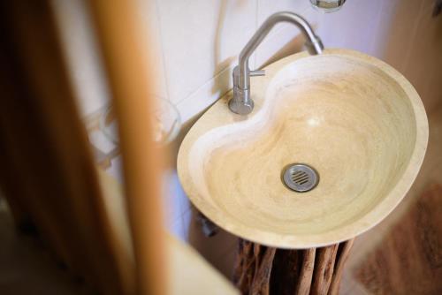 um lavatório de madeira com uma torneira na casa de banho em Cabañas El Cielito em Ipala