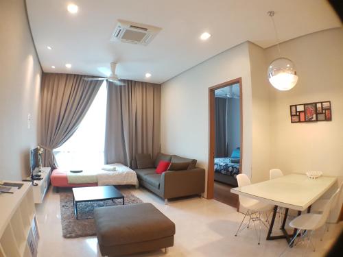 una sala de estar con un sofá y una mesa en Soho Suites @ KLCC by Luxury Suites Asia, en Kuala Lumpur
