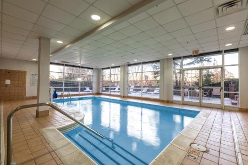 Bazén v ubytování Country Inn & Suites by Radisson, Lake Norman Huntersville, NC nebo v jeho okolí