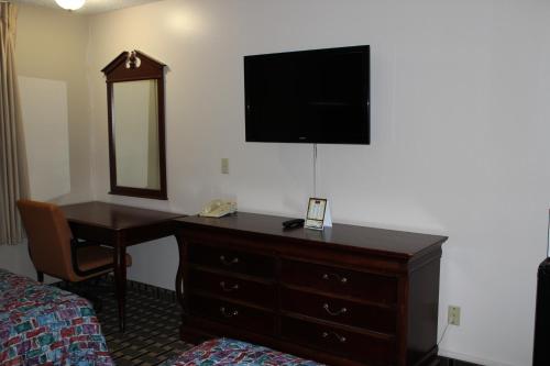 TV/Unterhaltungsangebot in der Unterkunft Coratel Inn and Suites Maple Grove