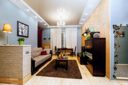 sala de estar con sofá y mesa en 33 Apartments, en Minsk