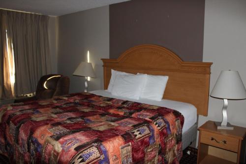 Ein Bett oder Betten in einem Zimmer der Unterkunft Coratel Inn and Suites Maple Grove